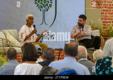 Il presentatore Gardeners' World Arit Anderson e Michael Perry (Mr Plant Geek) danno consigli di un esperto - RHS Flower Show Tatton Park 2023, Cheshire, Inghilterra, Regno Unito. Foto Stock