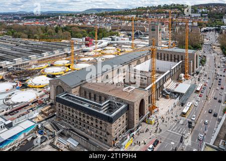 Baustelle Stuttgart 21. Der denkmalgeschütze Bonatzbau wird derzeit für 250 Millionen Euro kernsaniert. Daneben entsteht der neue unterirdische Durchgangsbahnhof. // 23.04.2023: Stoccarda, Baden-Württemberg, Deutschland, Europa *** cantiere Stoccarda 21 l'edificio storico di Bonatz è attualmente in fase di ristrutturazione per un costo di 250 milioni di euro accanto ad esso, la nuova stazione della metropolitana è in costruzione 23 04 2023 Stoccarda, Baden Württemberg, Germania, Europa Foto Stock