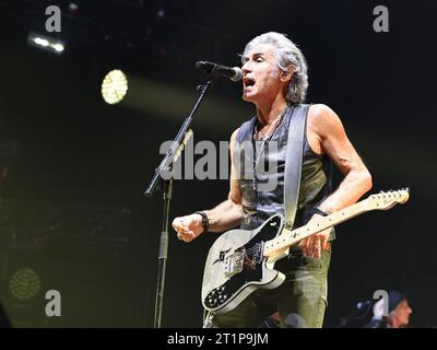 Torino, Italia. 14 ottobre 2023. Ligabue durante il ''dedicato a noi-Indoor Tour 2023'' a Torino, il 14 ottobre 2023 (foto di Loris Roselli/NurPhoto) crediti: NurPhoto SRL/Alamy Live News Foto Stock