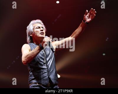 Torino, Italia. 14 ottobre 2023. Ligabue durante il ''dedicato a noi-Indoor Tour 2023'' a Torino, il 14 ottobre 2023 (foto di Loris Roselli/NurPhoto) crediti: NurPhoto SRL/Alamy Live News Foto Stock