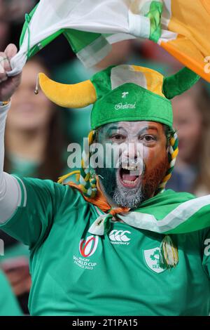 Parigi, Francia. 15 ottobre 2023. Tifoso irlandese per la sua squadra nei quarti di finale tra Irlanda e nuova Zelanda della Coppa del mondo di rugby 2023 in Francia ( Credit: Mickael Chavet/Alamy Live News Foto Stock