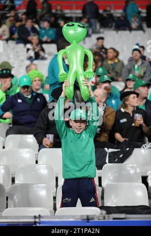 Parigi, Francia. 15 ottobre 2023. Un tifoso irlandese partecipa ai quarti di finale tra Irlanda e nuova Zelanda della Coppa del mondo di rugby 2023 in Francia ( Credit: Mickael Chavet/Alamy Live News Foto Stock