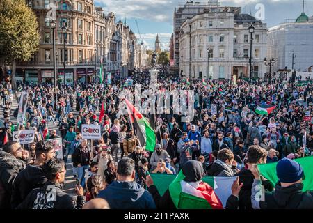 Una grande folla in una marcia pro Palestina a Londra. Foto Stock