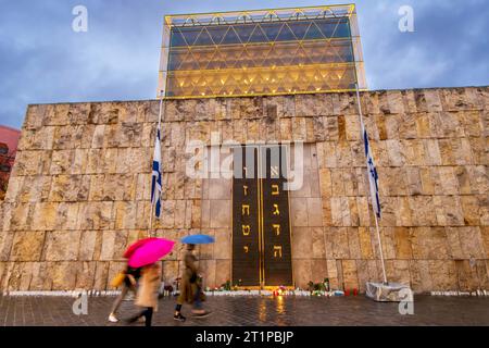 Jüdische Synagoge am Jakobsplatz, München, Oktober 2023 Deutschland, München, 14. Oktober 2023, Jüdische Synagoge am St.-Jakobs-Platz in der Dämmerung, unzählige Kerzen vor dem Eingangstor, Die Ohel-Jakob-Synagoge wurde 2006 eingeweiht, Israelitische Kultusgemeinde München und Oberbayern, Samstagabend, Altstadt, Bayern *** Sinagoga ebraica a St.. Jacobs Square, Monaco di Baviera, 2023 ottobre Germania, Monaco di Baviera, 14 ottobre, 2023, Sinagoga ebraica a St. Piazza Jacobs al crepuscolo, innumerevoli candele di fronte al cancello d'ingresso, la sinagoga Ohel Jakob è stata inaugurata nel 2006, Israelitische Kultusgemeinde Münch Foto Stock