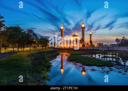 La moschea Tengku Ampuan Jemaah si trova a Bukit Jelutong, Shah Alam, Selangor, Malesia. Questa è la seconda moschea reale di Selangor. Foto Stock