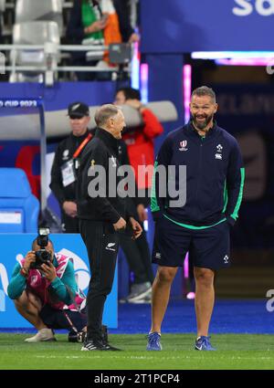 Parigi, Francia. 14 ottobre 2023. L'allenatore irlandese Andy Farrell (R) parla con l'assistente allenatore Joe Schmidt della nuova Zelanda prima della partita di Coppa del mondo di rugby 2023 allo Stade de France di Parigi. Il credito fotografico dovrebbe leggere: Paul Thomas/Sportimage Credit: Sportimage Ltd/Alamy Live News Foto Stock