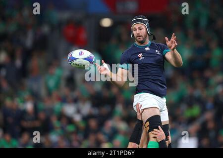 Parigi, Francia. 14 ottobre 2023. L'irlandese Caelan Doris si riscalda durante la partita della Coppa del mondo di rugby 2023 allo Stade de France di Parigi. Il credito fotografico dovrebbe leggere: Paul Thomas/Sportimage Credit: Sportimage Ltd/Alamy Live News Foto Stock