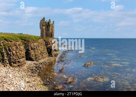 L'Old Keiss Castle è un castello in rovina del XV secolo situato a Keiss, Highland, Scozia. Foto Stock