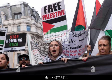 Protesta per la Palestina dopo l'escalation dell'azione militare nel conflitto della Striscia di Gaza tra Israele e Hamas. Femmine che conducono a marzo Foto Stock
