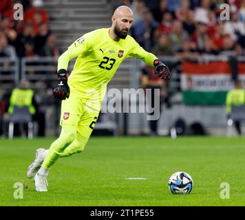 Budapest, Ungheria. 14 ottobre 2023. La Serbia Vanja Milinkovic-Savic controlla il pallone durante la partita di qualificazione europea A UEFA EURO 2024 tra Ungheria e Serbia alla Puskas Arena il 14 ottobre 2023 a Budapest, Ungheria. Credito: Laszlo Szirtesi/Alamy Live News Foto Stock