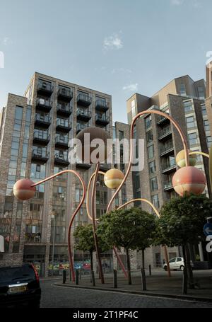 Liverpool, Regno Unito - 9 ottobre 2023 - la scultura di penelope nella famosa piazza Wolstenholme in Gradwell Street, Abstract of different colored spheres at Th Foto Stock