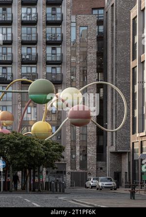 Liverpool, Regno Unito - 9 ottobre 2023 - la scultura di penelope nella famosa piazza Wolstenholme in Gradwell Street, Abstract of different colored spheres at Th Foto Stock