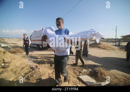 Il lutto palestinese partecipa ai funerali della famiglia Zannoun che è stata uccisa in un attacco aereo israeliano il lutto palestinese partecipa ai funerali della famiglia Zannoun che sono stati uccisi in un attacco aereo israeliano durante i loro funerali nel campo profughi di Rafah, nella parte meridionale della Striscia di Gaza il 15 ottobre 2023. Migliaia di palestinesi si sono riuniti nella parte meridionale della Striscia di Gaza, sdraiati per le strade dopo che le scuole gestite dalle Nazioni Unite si sono riempite dopo l'avvertimento di Israele di evacuare il nord dell'enclave impoverita. Foto di Ahmed Tawfeq apaimages Rafah Striscia di Gaza territorio palestinese 151023 Rafa Foto Stock