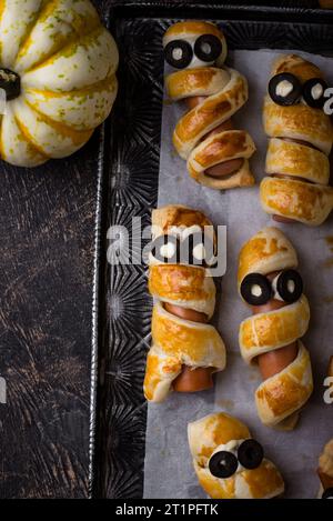 Cibo di Halloween. Ssalsiccia in forma di mummie Foto Stock