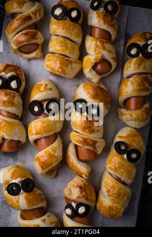 Cibo di Halloween. Ssalsiccia in forma di mummie Foto Stock