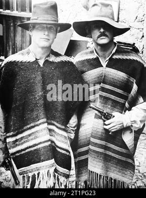 PAUL NEWMAN e ROBERT REDFORD sul set location candid ritratto indossando ponchos durante le riprese di BUTCH CASSIDY E THE SUNDANCE KID 1969 regista GEORGE ROY HILL sceneggiatura William Goldman Campanile Productions / George Roy Hill - Paul Monash Production / Newman - Foreman Company / Estudios Churubusco Azteca S.A. / la ventesima Century Fox Foto Stock