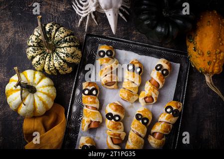 Cibo di Halloween. Ssalsiccia in forma di mummie Foto Stock