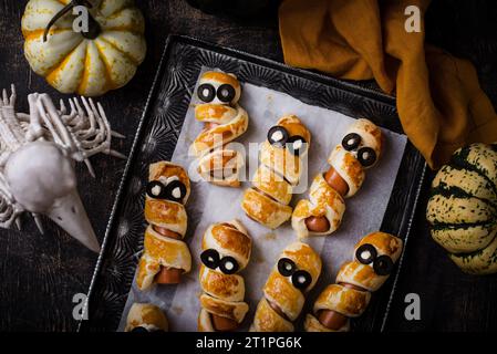 Cibo di Halloween. Ssalsiccia in forma di mummie Foto Stock