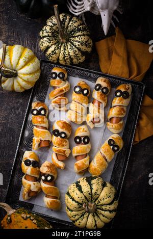 Cibo di Halloween. Ssalsiccia in forma di mummie Foto Stock