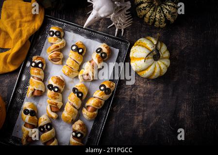 Cibo di Halloween. Ssalsiccia in forma di mummie Foto Stock