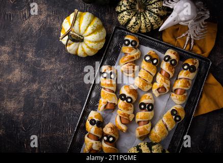 Cibo di Halloween. Ssalsiccia in forma di mummie Foto Stock