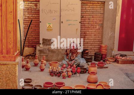 Assuan Egypt Dez 2022 chiosco di ceramiche in Egitto commercianti di beni di strada egiziani Foto Stock