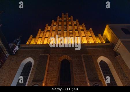 Facciata esterna dell'Arcicattedrale Basilica di San Giovanni Battista di notte, città vecchia, Varsavia, Polonia Foto Stock