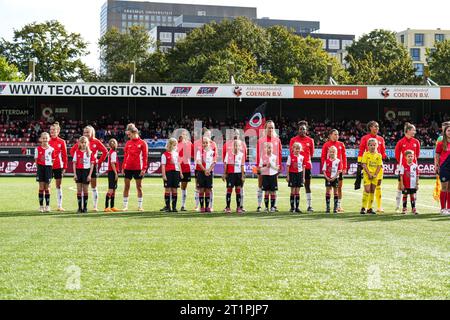 Rotterdam, Paesi Bassi. 15 ottobre 2023. Rotterdam - giocatori del Feyenoord durante la partita tra Excelsior V1 contro Feyenoord V1 a Van Donge e De Roo Stadion il 15 ottobre 2023 a Rotterdam, Paesi Bassi. Credito: Immagini da Box a Box/Alamy Live News Foto Stock