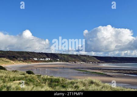 Horton Beach adiacente alla baia di Port Eynon in una grande forma curva lungo la costa di Gower nell'ottobre 2023 Foto Stock