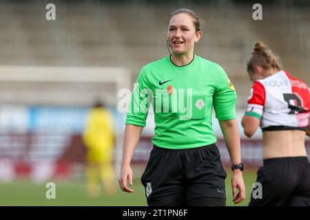 Rotterdam, Paesi Bassi. 15 ottobre 2023. ROTTERDAM, PAESI BASSI - 15 OTTOBRE: L'arbitro Sterre Bijlsma guarda al match Azerion Vrouwen Eredivisie tra Excelsior e Feyenoord al Van Donge & De Roo Stadion il 15 ottobre 2023 a Rotterdam, Paesi Bassi (foto di Hans van der Valk/Orange Pictures) credito: Orange Pics BV/Alamy Live News Foto Stock