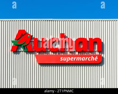 Logo Auchan e segnaletica sulla facciata del supermercato - Ligueil, Indre-et-Loire (37), Francia. Foto Stock