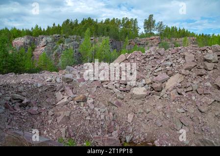 Una vecchia cava per l'estrazione della quarzite di lamponi. Shoksha, Carelia. Russia Foto Stock