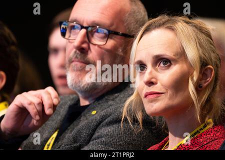 Aberdeen, Scozia, Regno Unito. 15 ottobre 2023. Il giorno di apertura alla 89a Annual National Conference al P and J Live Conference Center di Aberdeen, Scozia, Stewart Hosie MP e sua moglie Serena Cowdy. Iain Masterton/Alamy Live News Foto Stock