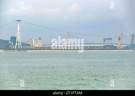Funivia Cap Treo, ha Long Bay, Vietnam. Ponte Bai Chay sullo sfondo. Foto Stock
