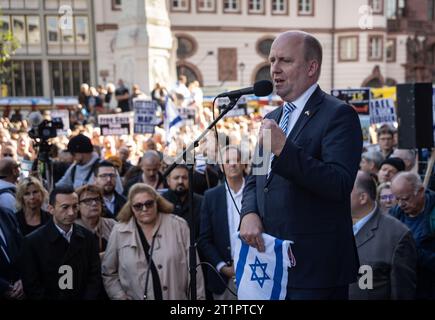 14 ottobre 2023, Assia, Francoforte sul meno: Il commissario antisemitista dell'Assia Uwe Becker (CDU) parla a una manifestazione pro-Israele davanti alla chiesa Paulskirche a Francoforte sul meno, alla quale hanno partecipato circa 1, 00 persone. Foto: Frank Rumpenhorst/dpa/Frank Rumpenhorst/dpa Foto Stock