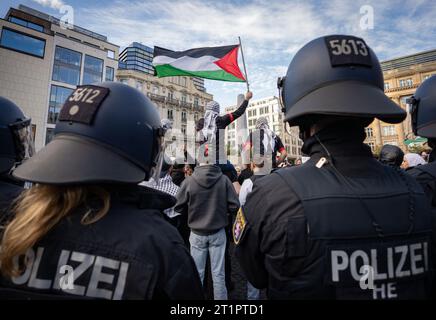 14 ottobre 2023, Assia, Francoforte sul meno: Agenti di polizia circondano i partecipanti a una manifestazione non autorizzata a favore della Palestina che sventola bandiere palestinesi. Poco dopo, sono stati stabiliti i dati personali delle persone coinvolte. Un divieto da parte della città di Francoforte su un raduno pro-palestinese inizialmente pianificato si era alzato in tribunale, eppure diverse centinaia di persone non avevano rispettato. Foto: Frank Rumpenhorst/dpa/Frank Rumpenhorst/dpa credito: dpa Picture Alliance/Alamy Live News Foto Stock