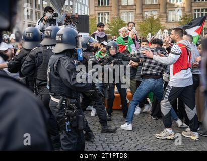 14 ottobre 2023, Assia, Francoforte sul meno: Gli agenti di polizia cercano di portare via i partecipanti a una manifestazione non autorizzata a favore della Palestina al fine di stabilire i loro dati personali. Un divieto da parte della città di Francoforte su un raduno pro-palestinese inizialmente pianificato si era alzato in tribunale, ma tuttavia diverse centinaia di persone non lo avevano rispettato. Foto: Frank Rumpenhorst/dpa/Frank Rumpenhorst/dpa credito: dpa Picture Alliance/Alamy Live News Foto Stock