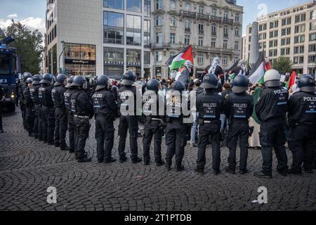 14 ottobre 2023, Assia, Francoforte sul meno: Gli agenti di polizia circondano i partecipanti di una manifestazione non autorizzata a favore della Palestina e poco dopo stabiliscono i dati personali del popolo. Un divieto da parte della città di Francoforte su un raduno pro-palestinese inizialmente pianificato si era alzato in tribunale, eppure diverse centinaia di persone non avevano rispettato. Foto: Frank Rumpenhorst/dpa/Frank Rumpenhorst/dpa credito: dpa Picture Alliance/Alamy Live News Foto Stock