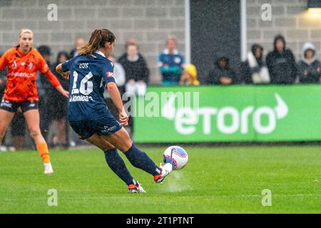 Bundoora, Australia. 15 ottobre 2023. Paige Zois, centrocampista della Melbourne Victory (n. 16), lancia la palla in avanti. Crediti: James Forrester/Alamy Live News Foto Stock