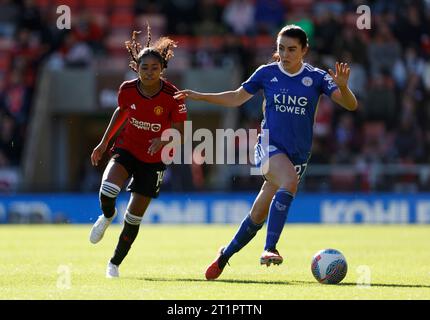 Jayde Riviere del Manchester United (a sinistra) e Shannon o'Brien del Leicester City in azione durante il Barclays Women's Super League match al Leigh Sports Village di Leigh. Data foto: Domenica 15 ottobre 2023. Foto Stock