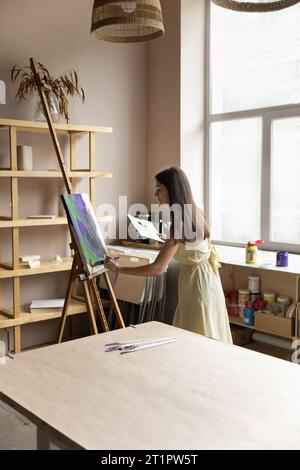 Cavalletto da disegno per giovani artiste in un laboratorio creativo Foto Stock
