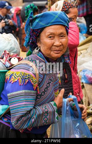 CAN Cau Market Scene, Vietnam. Hmong Woman. Provincia di Lao Cai. Foto Stock