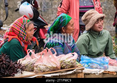 CAN Cau Market Scene, Vietnam. Le donne Hmong parlano. Provincia di Lao Cai. Foto Stock