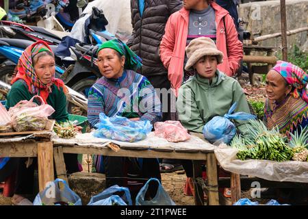 CAN Cau Market Scene, Vietnam. Le donne Hmong parlano. Provincia di Lao Cai. Foto Stock