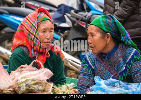 CAN Cau Market Scene, Vietnam. Le donne Hmong parlano. Provincia di Lao Cai. Foto Stock