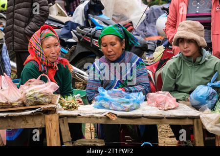 CAN Cau Market Scene, Vietnam. Le donne Hmong parlano. Provincia di Lao Cai. Foto Stock