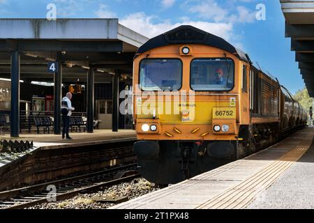 66752 "The Hoosier State" attraversando il binario 2, con il 6Z91 0450 Gloucester N.Y. Gbrf fino a Clitheroe Castle Cement GB. Foto Stock