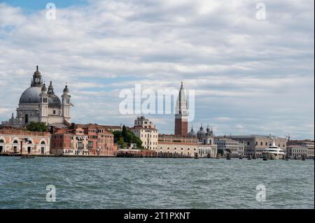 Skyline della cupola della Basilica di Santa Maria della salute e del campanile del Campanile di San Marco dal canale della Giudecca Foto Stock