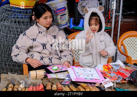 BAC ha, Vietnam. Giovani Hmong Girls al mercato. Provincia di Lao Cai. Foto Stock