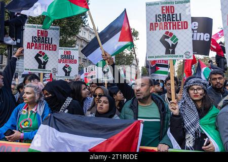 Londra, Regno Unito. 14 ottobre 2023. I manifestanti pro-palestinesi si radunano fuori Downing Street a sostegno della popolazione palestinese di Gaza. Grandi manifestazioni di solidarietà palestinesi si sono svolte in tutto il Regno Unito a seguito degli attacchi di rappresaglia di Israele a Gaza. Crediti: Mark Kerrison/Alamy Live News Foto Stock